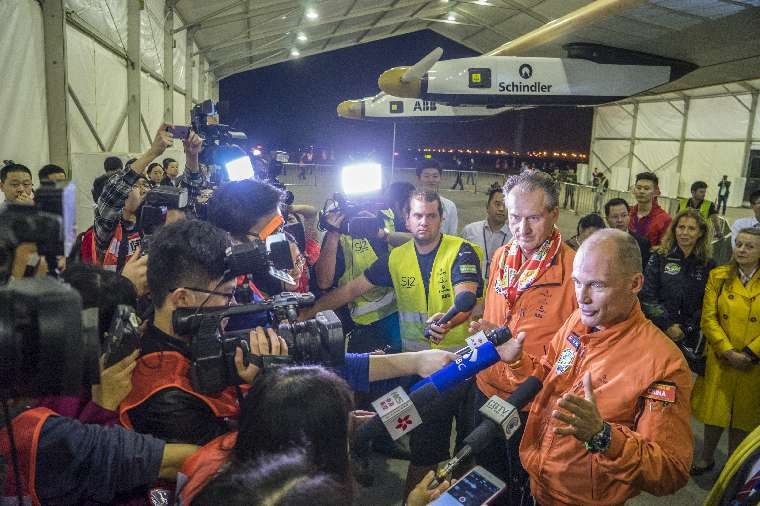 2015_03_31_Solar_Impulse_2_RTW_5th_Flight_Mandalay_to_Chongqing_landing_revillard_29_thumb