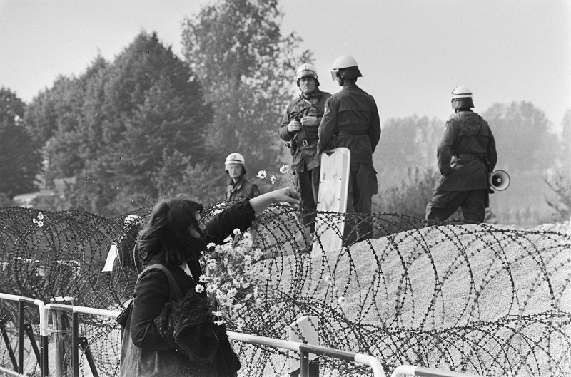 1200px-Demonstratie_tegen_kerncentrale_Kalkar_demonstranten_bij_prikkeldraad,_Bestanddeelnr_929-3647