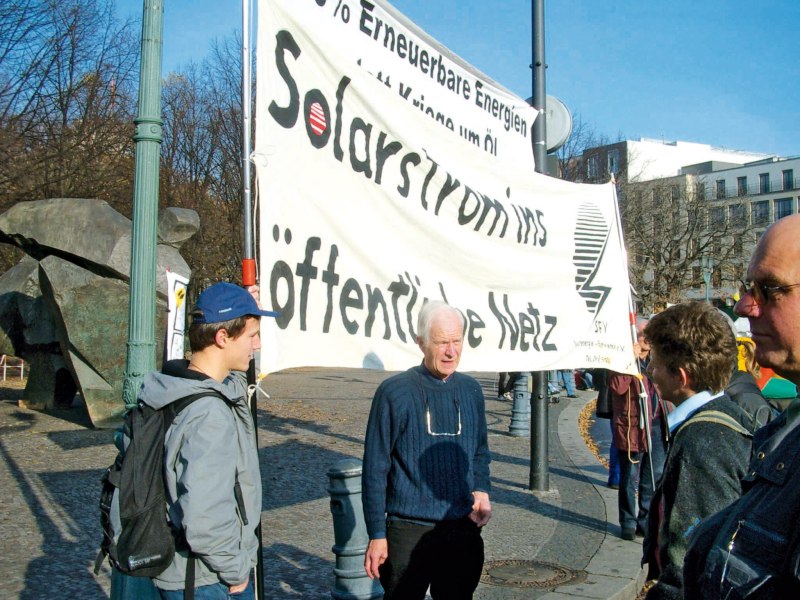 Demonstration:  Solarstrom ins öffentliche Netz
