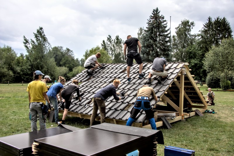 Angehende-Photovoltaik-Hilskraefte-ueben-am-Dach