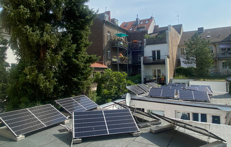 Steckersolargeräte auf Flachdach