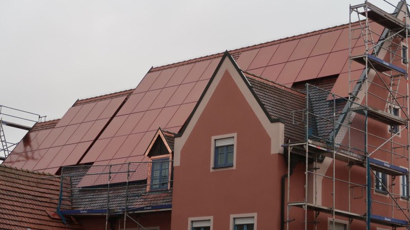 Rote Solarmodule