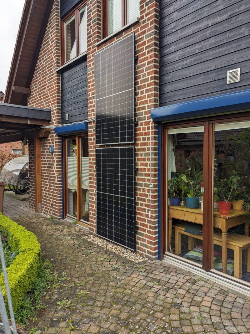 Steckersolargerät an der Hauswand montiert