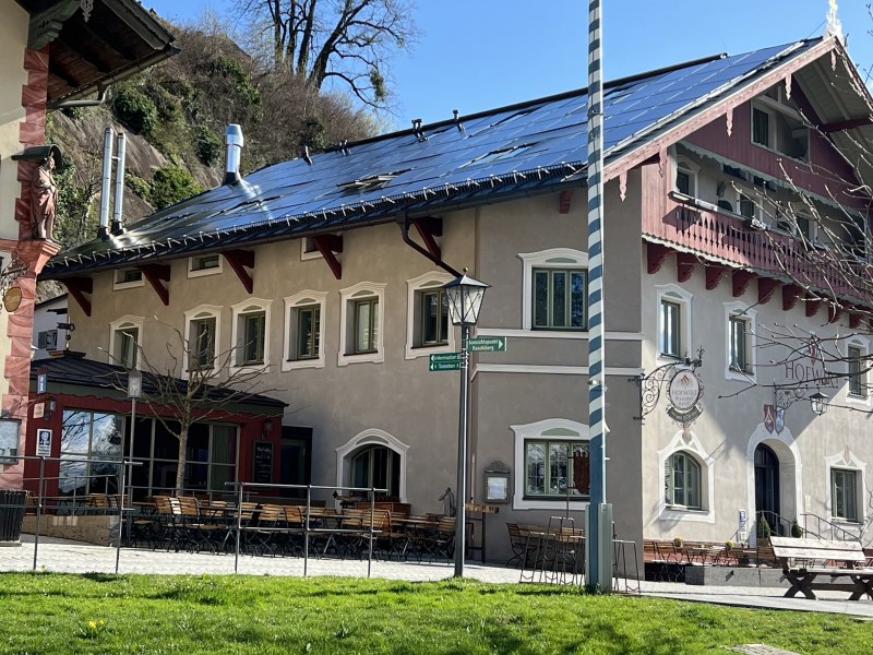 Gasthof in Neubeuern mit einer Dachfläche voller PV