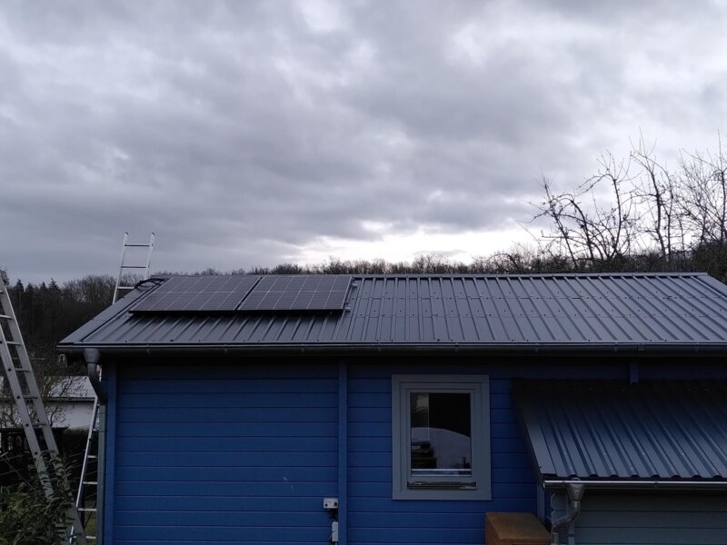 Steckersolarmodule auf dem Gartenhaus 