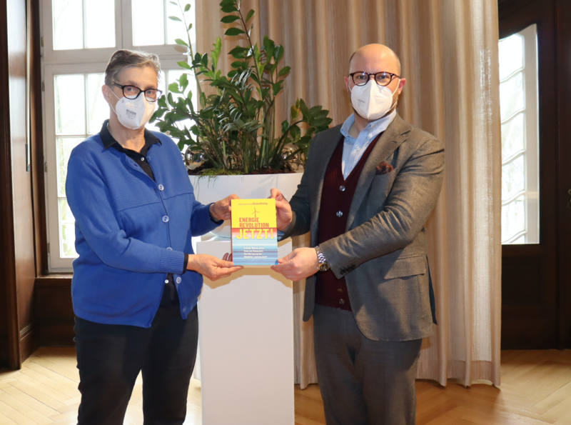 Buchübergabe: "Energie Revolution jetzt!" an den Bürgermeister von Beckum