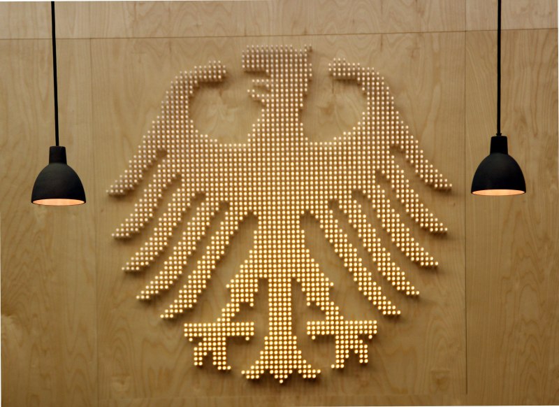 Bundesverfassungsgericht_Bundesadler_Karlsruhe_(Foto_Hilarmont)