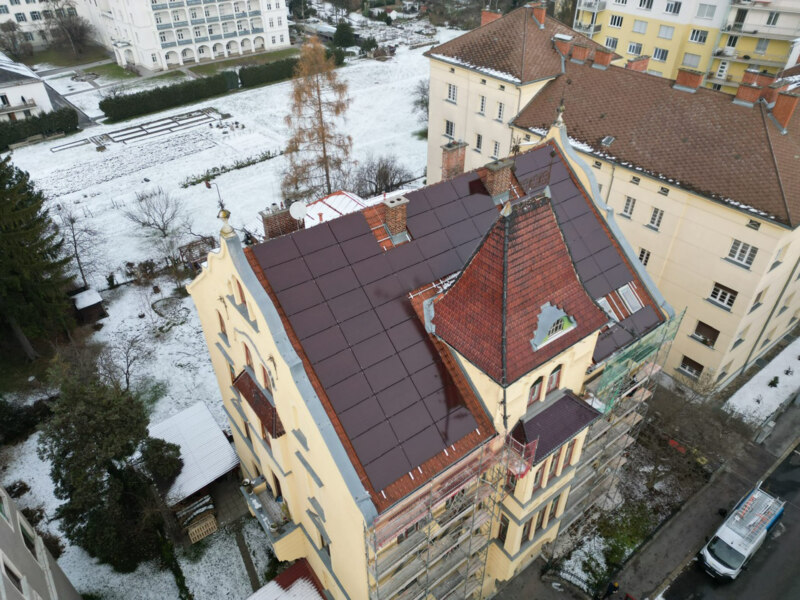 Rote Solarmodule im Stadtbild