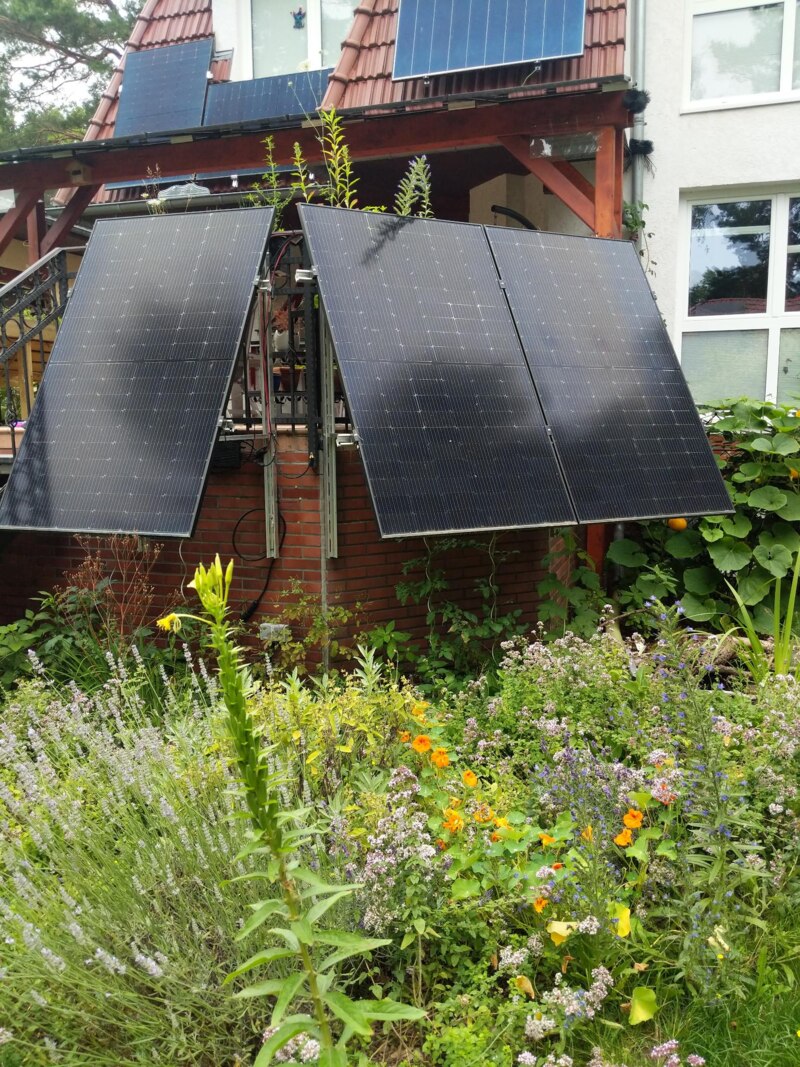 Balkonsolarmodule an Terasse 