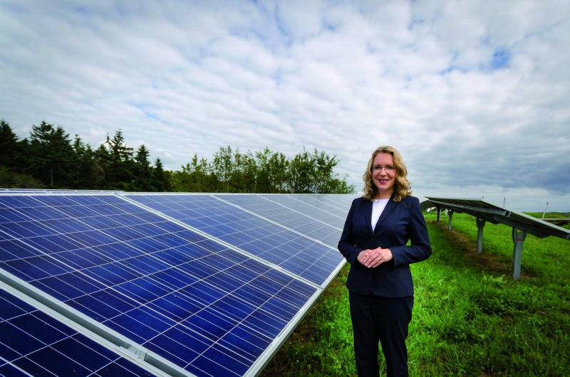 Claudia Kemfert vor PV-Anlage