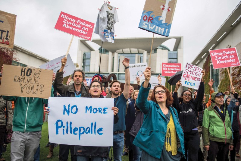 Demo Klimapaket Campact Klima-Paket Zurück an Absender