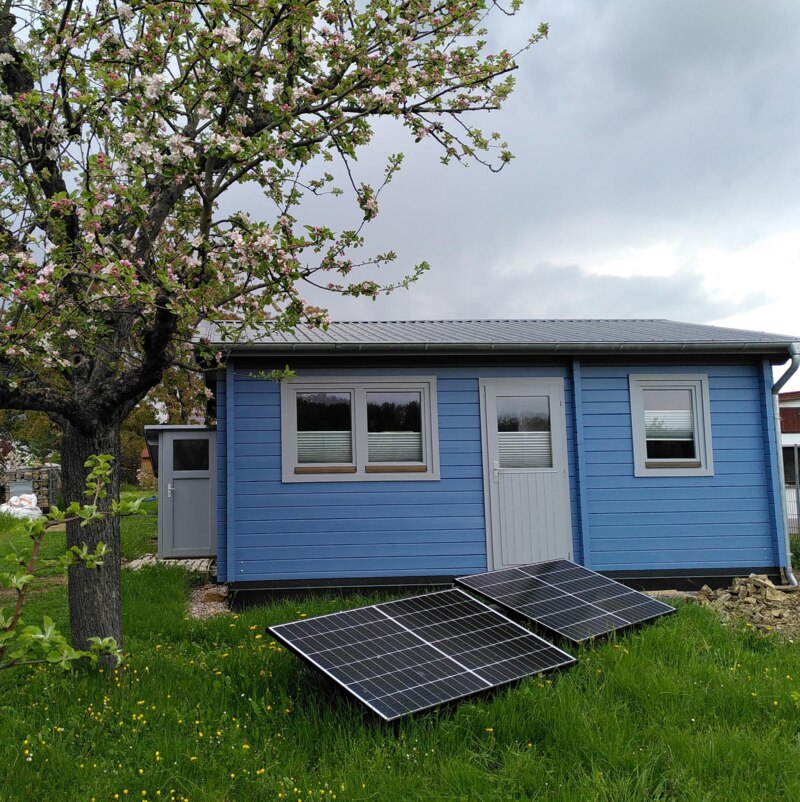 Steckersolargeräte vor dem Gartenhaus